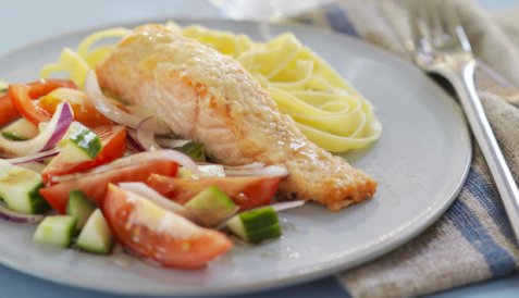 Ovnsbakt laks med parmesanlokk og tomatsalat oppskrift.