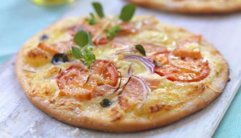Pizza med røykt ørret og tomat oppskrift.