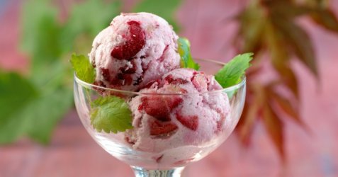 Frossen yoghurt med kirsebær oppskrift.