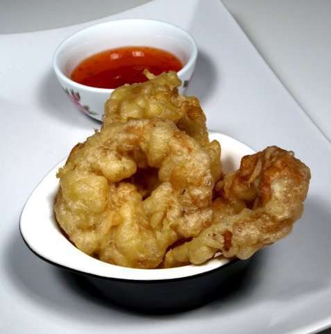 Friterte løkringer med chilisaus oppskrift.