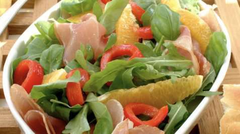 Sommerlig salat med spekeskinke og yoghurtdressing oppskrift.