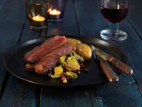 Reinsdyrbiff med varm rosenkål- og olivensalat oppskrift.