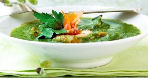 Spinatsuppe med scampi og røkelaks oppskrift.