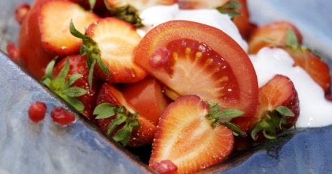 Jordbær og tomatsalat oppskrift.