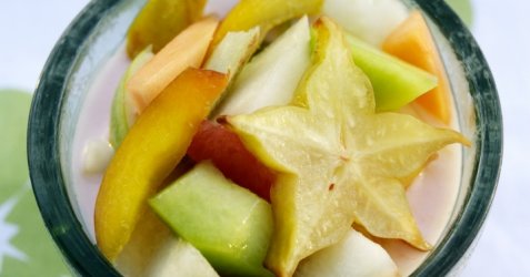 Fruktsalat med syrnet melk oppskrift.