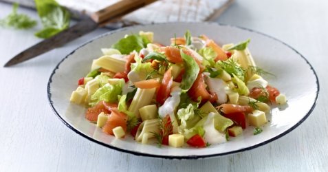 Pastasalat med røkelaks og ost oppskrift.
