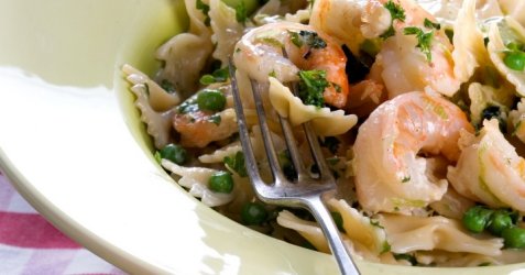 Farfalle i fløtesaus med scampi oppskrift.