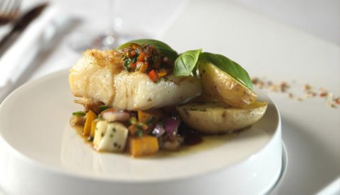 Stekt tørrfisk med urtedressing og saltbakte mandelpoteter oppskrift.