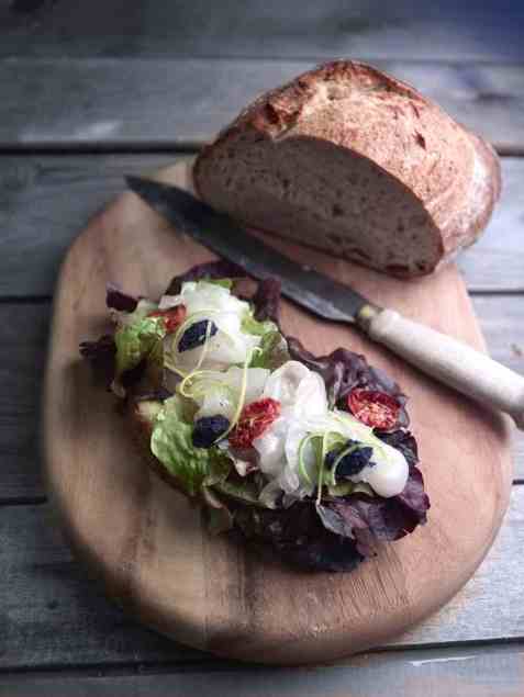 Smørbrød med sitrusgravet kveite og sennepsvinaigrette oppskrift.