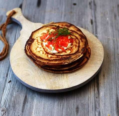 Blinis med røkelaks, rømme og dill oppskrift.
