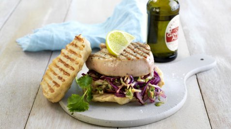 Grillet kalkunburger med asiatisk kålsalat oppskrift.