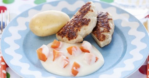 Grove fiskekaker av sei med gulrotstuing oppskrift.