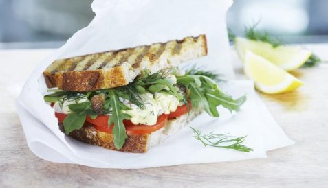 Sandwich med krabbesalat og tomater oppskrift.