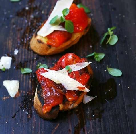 Bruschetta med grillet paprika og parmesan oppskrift.