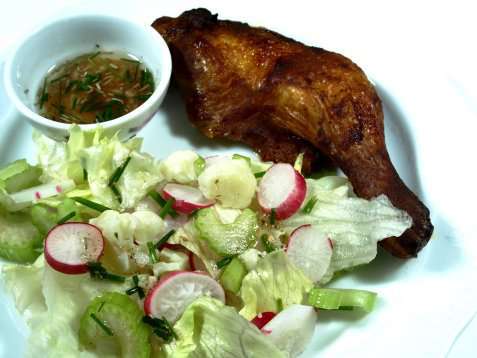 Grillede kyllinglår med blomkålsalat oppskrift.