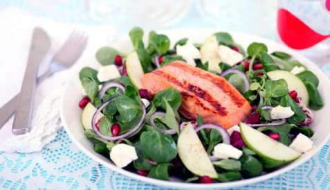 Salat med laks, fetaost og granateple oppskrift.