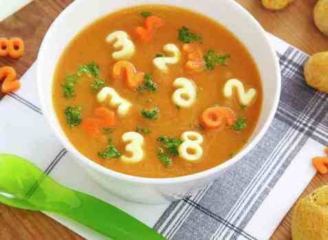Gulrotsuppe med tall og bokstaver oppskrift.