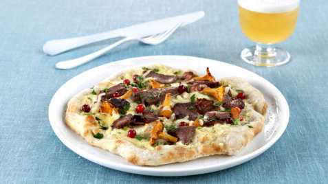 Eltefri pizza med reinsdyrskav, bacon og kantareller oppskrift.