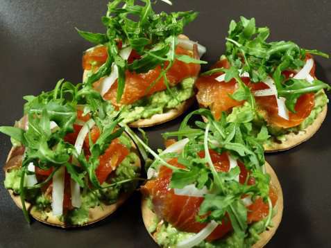 Røkt laks og avocado på kjeks oppskrift.