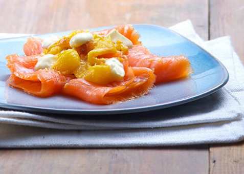 Røykt laks med crème fraîche og gul paprika oppskrift.