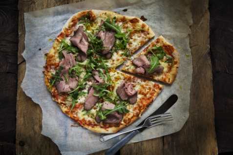 Pizza med reinsdyrstek oppskrift.
