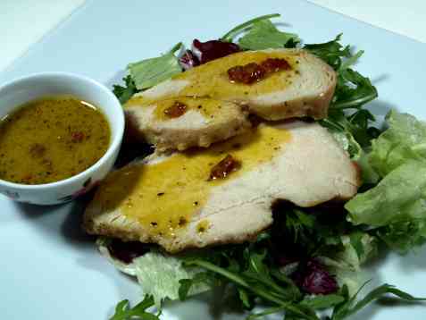 Kalkunskiver med salat og baconsaus oppskrift.