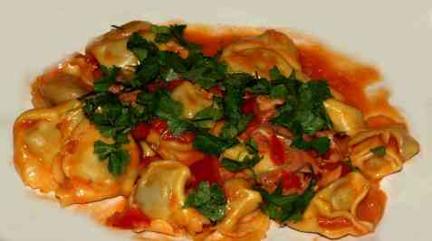 Reste ravioli med skinke og tomat oppskrift.