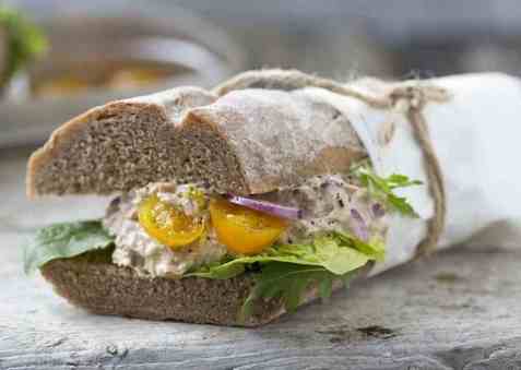 Grov baguette med deilig tunfisksalat oppskrift.