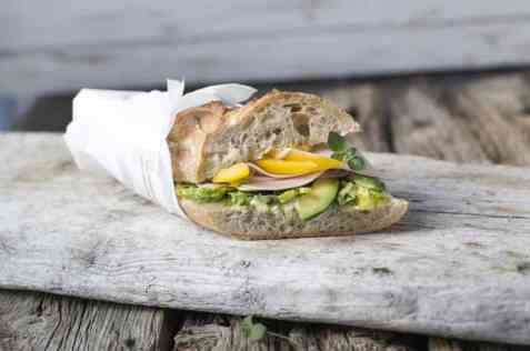 Baguette med kylling, avokado og rømmedressing oppskrift.