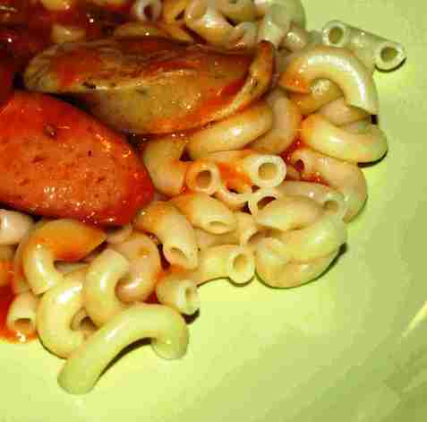 Makaroni med krydderpølser og tomatsaus oppskrift.