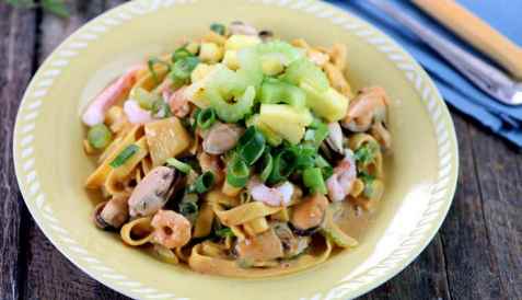 Asiatisk skalldyrgryte med tagliatelle oppskrift.