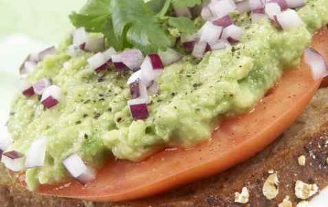 Grovt brød med avokado, tomat og koriander oppskrift.