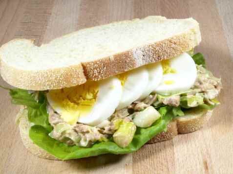 Tunfisksandwich med egg oppskrift.