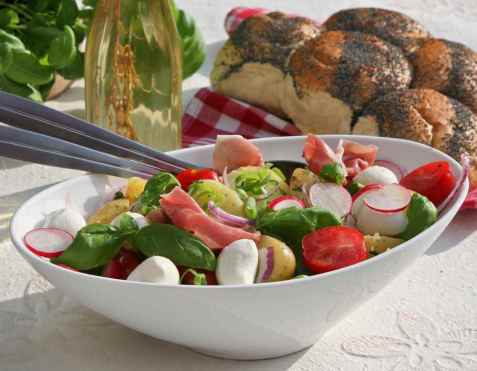 Sommersalat med mye godt oppskrift.