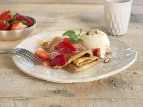 Crêpes med Rabarbra- og jordbærkompott oppskrift.