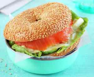 Bagel med eggesalat og røkelaks oppskrift.