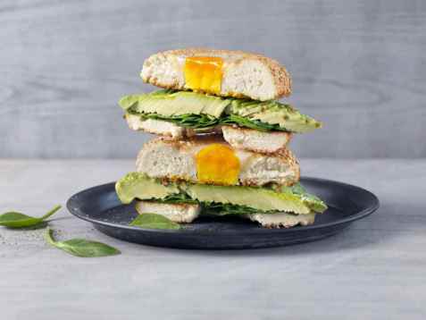 Bagel med avocado og egg oppskrift.