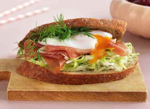 Sandwich med spekeskinke og posjert egg oppskrift.