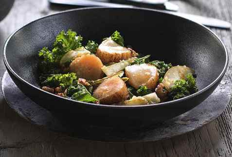 Kamskjell med grønnkål- og pæresalat oppskrift.