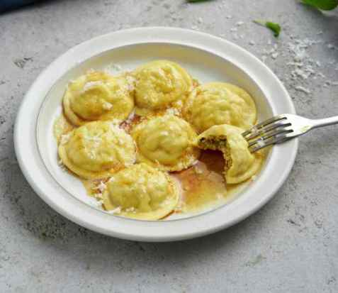 Ravioli med brunet safransmør oppskrift.