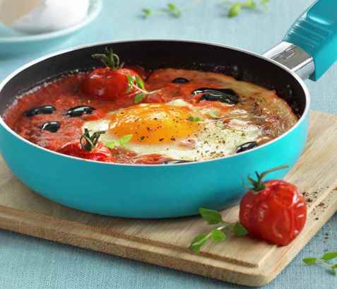 Bakt egg i tomatsaus oppskrift.
