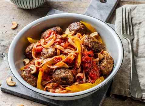 Wok med nudler, tomatsaus og kjøttboller oppskrift.