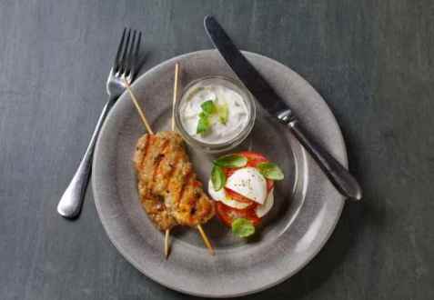 Kyllingkebab med tomatsalat og kesamtzatziki oppskrift.
