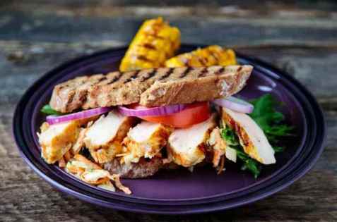 Kyllingsandwich med coleslaw oppskrift.