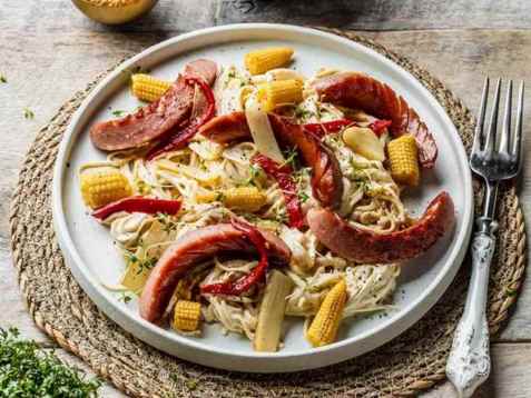 Wok med kjøttpølse, creme fraiche, nudler og grønnsaker oppskrift.
