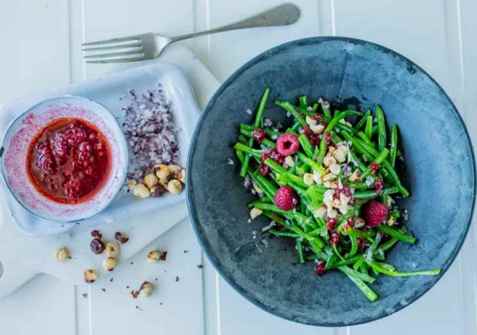 Aspargesbønner med bringebærdressing og hasselnøtter oppskrift.