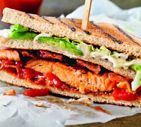 Laksesandwich med bacon oppskrift.
