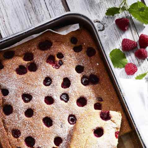 Bringebærkake med kakemiks oppskrift.