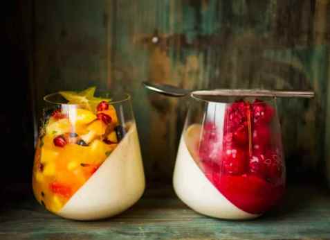 Panna cotta med bringebær og pasjonsfruktsaus oppskrift.