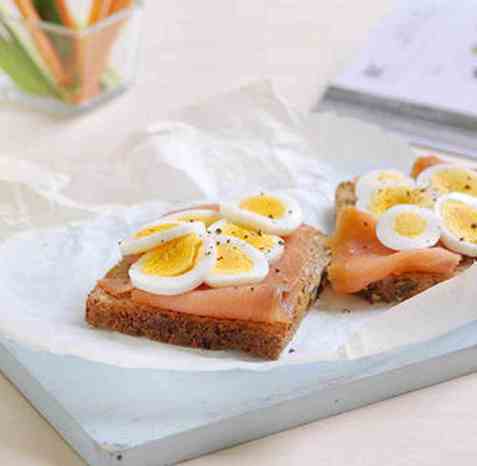 Grovt brød med egg og ørret oppskrift.